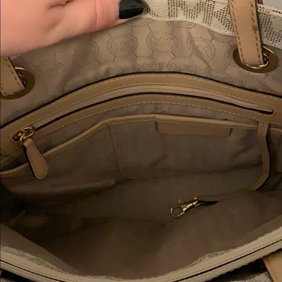 Authentic Michael Kors Purse - Picture 5 of 7